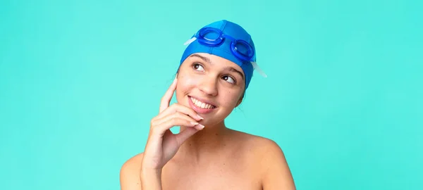 Jovem Mulher Bonita Sorrindo Feliz Sonhando Acordado Duvidar Com Óculos — Fotografia de Stock