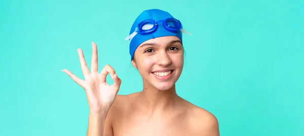 Jovem Mulher Bonita Sentindo Feliz Mostrando Aprovação Com Gesto Com — Fotografia de Stock