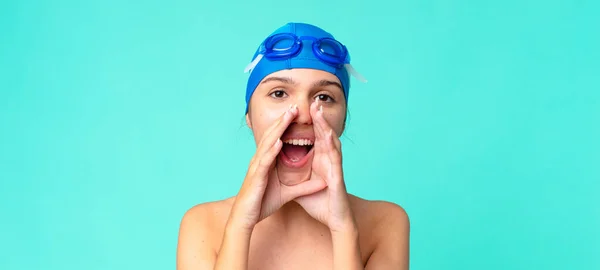 Genç Güzel Bir Kadın Mutlu Hissediyor Elleri Ağızda Yüzme Gözlükleriyle — Stok fotoğraf