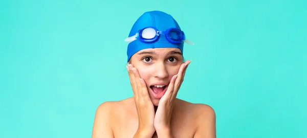 Jeune Jolie Femme Sentant Choqué Effrayé Avec Des Lunettes Natation — Photo