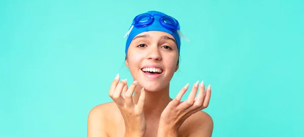Yüzme Gözlükleriyle Umutsuz Sinirli Stresli Görünen Genç Güzel Bir Kadın — Stok fotoğraf
