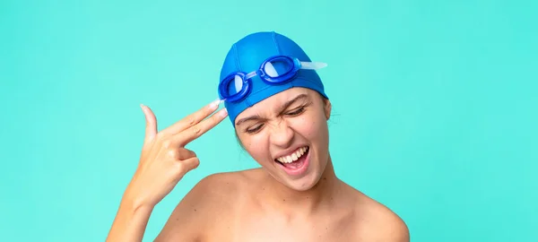 Jovem Bonita Mulher Olhando Infeliz Estressado Gesto Suicídio Fazendo Sinal — Fotografia de Stock