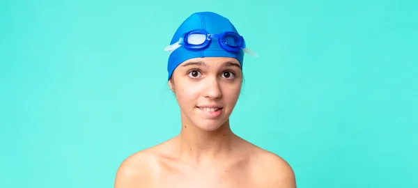 水泳用ゴーグルと困惑して混乱している若い女性は — ストック写真