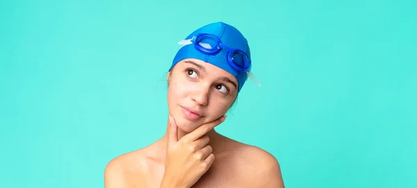 Νεαρή Όμορφη Γυναίκα Σκέφτεται Αισθάνεται Αμφίβολο Και Σύγχυση Γυαλιά Κολύμβησης — Φωτογραφία Αρχείου