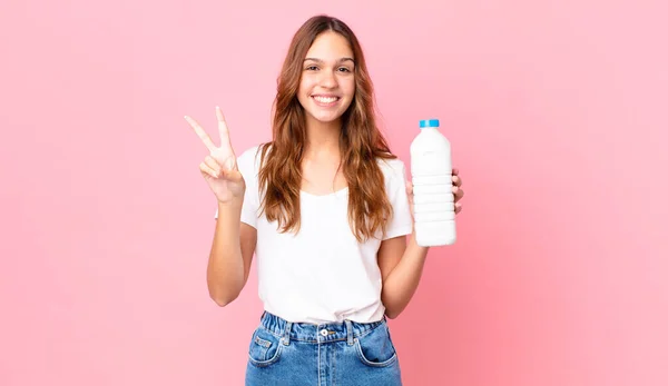 Молода Красива Жінка Пляшкою Молока Скла — стокове фото