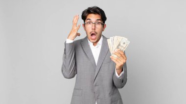 Genç İspanyol adam ellerini havaya kaldırıp bağırıyor.