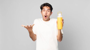 Genç İspanyol bir adam kahve termosuyla inanılmaz bir sürprizle şaşkına dönmüş ve hayrete düşmüştü.