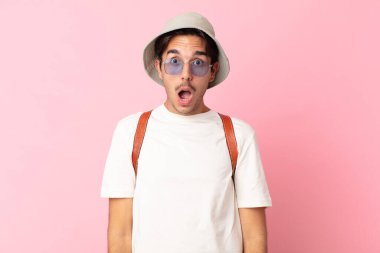 Genç İspanyol adam çok şaşırmış ya da şaşkın görünüyor. yaz konsepti