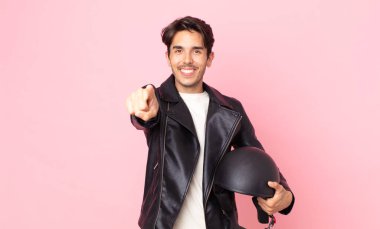 Genç İspanyol adam kamerayı göstererek seni seçiyor. Motosiklet sürücüsü konsepti