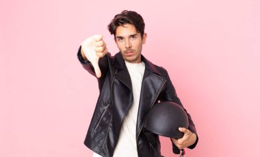 Genç, Latin asıllı, kızgın, baş parmağını kaldırmış. Motosiklet sürücüsü konsepti