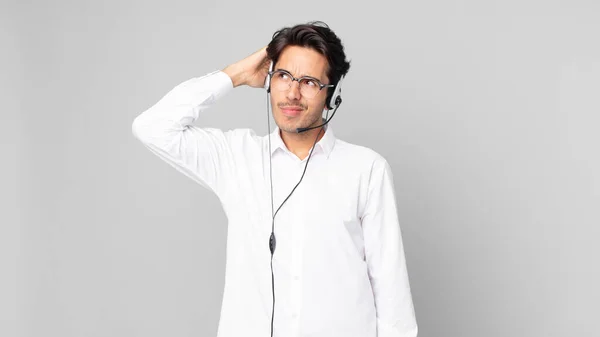 Giovane Uomo Ispanico Sentirsi Perplesso Confuso Grattando Testa Concetto Telemarketer — Foto Stock