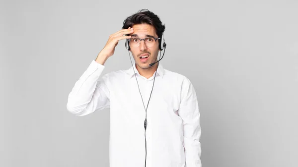 Jonge Spaanse Man Die Gelukkig Verbaasd Verrast Uitziet Telemarketer Concept — Stockfoto