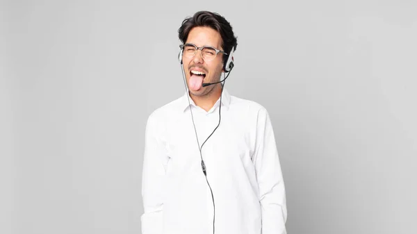 Joven Hispano Con Actitud Alegre Rebelde Bromeando Sacando Lengua Concepto — Foto de Stock