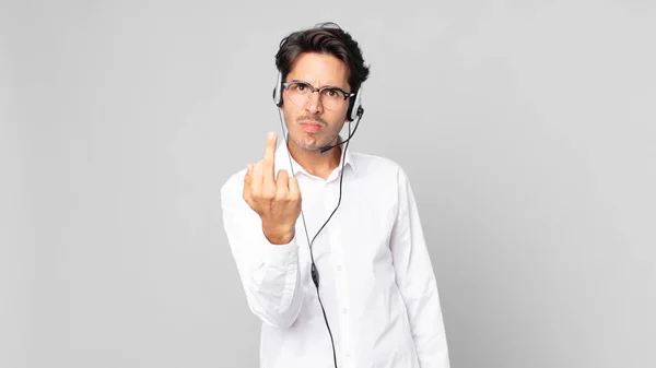 Joven Hispano Sintiéndose Enojado Molesto Rebelde Agresivo Concepto Telemarketer — Foto de Stock