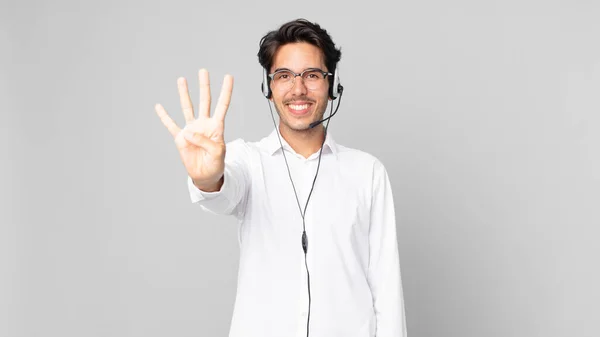 Giovane Ispanico Sorridente Amichevole Mostrando Numero Quattro Concetto Telemarketer — Foto Stock