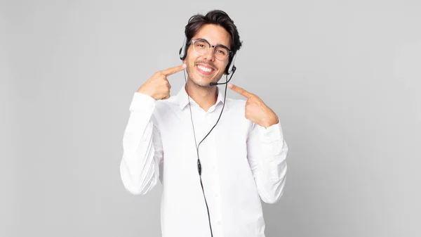 Mladý Hispánec Sebevědomě Usmívá Ukazuje Svůj Široký Úsměv Telemarketer Koncept — Stock fotografie