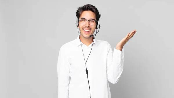 Ung Hispanic Mann Føler Seg Lykkelig Overrasket Innse Løsning Eller – stockfoto