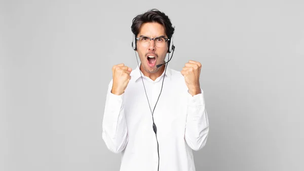 Jovem Hispânico Gritando Agressivamente Com Uma Expressão Irritada Conceito Telemarketer — Fotografia de Stock