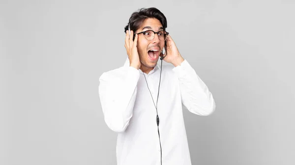 Jovem Hispânico Sentindo Feliz Animado Surpreso Conceito Telemarketer — Fotografia de Stock