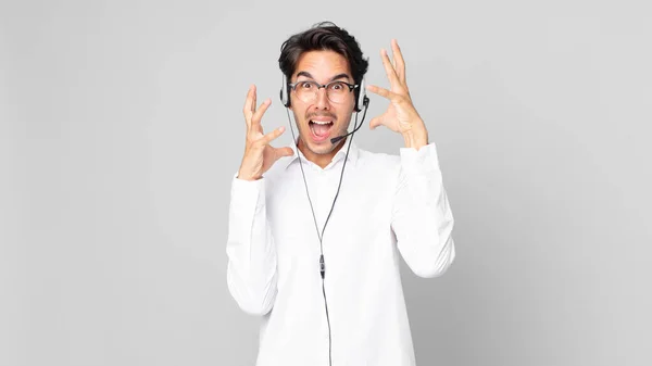 Joven Hispano Gritando Con Las Manos Alto Concepto Telemarketer —  Fotos de Stock