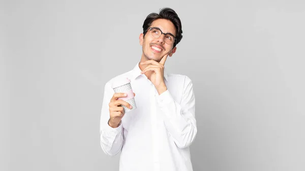 Giovane Uomo Ispanico Sorridente Felicemente Occhi Aperti Sognando Dubitando Tenendo — Foto Stock