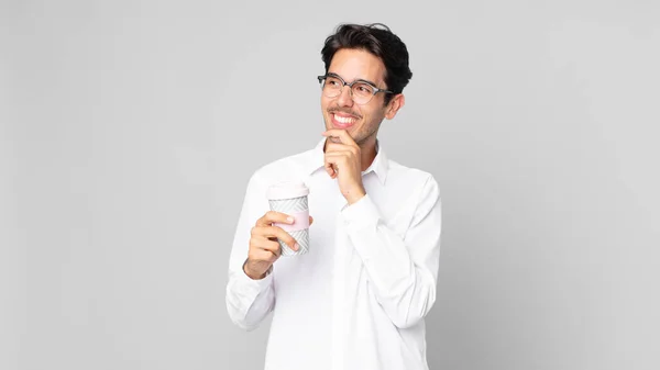 Joven Hispano Sonriendo Con Una Expresión Feliz Segura Con Mano — Foto de Stock