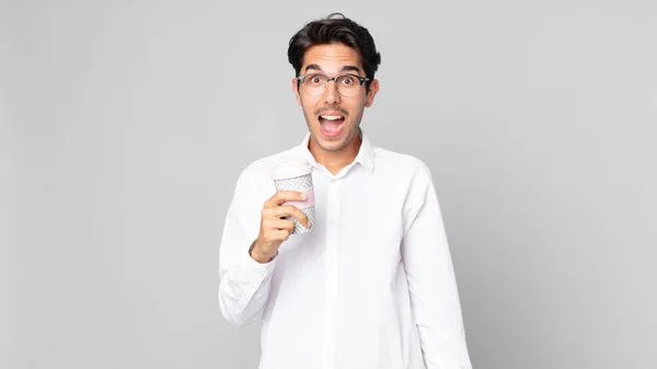 Genç Spanyol Adam Şok Olmuş Şaşırmış Görünüyor Elinde Kahve Tutuyor — Stok fotoğraf