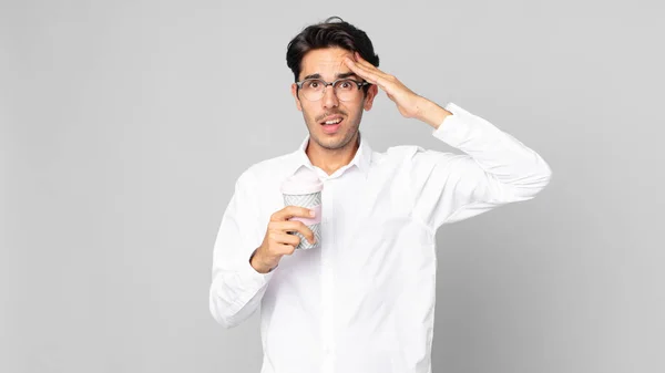 Giovane Uomo Ispanico Cercando Felice Stupito Sorpreso Tenendo Caffè Asporto — Foto Stock