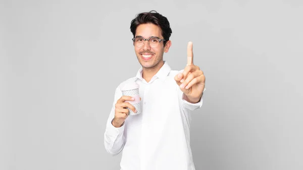 Joven Hispano Sonriendo Orgullosamente Con Confianza Haciendo Número Uno Sosteniendo —  Fotos de Stock