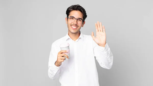 若いヒスパニック系の男が手を振ってあなたを歓迎し挨拶しコーヒーを飲みながら — ストック写真