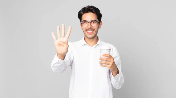 Joven Hispano Sonriendo Luciendo Amigable Mostrando Número Cuatro Sosteniendo Café — Foto de Stock