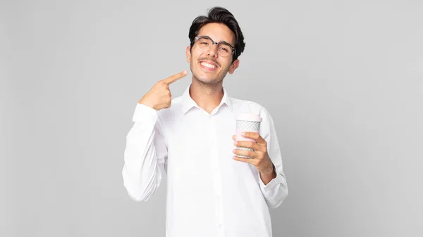 Giovane Uomo Ispanico Sorridente Con Fiducia Puntando Proprio Ampio Sorriso — Foto Stock