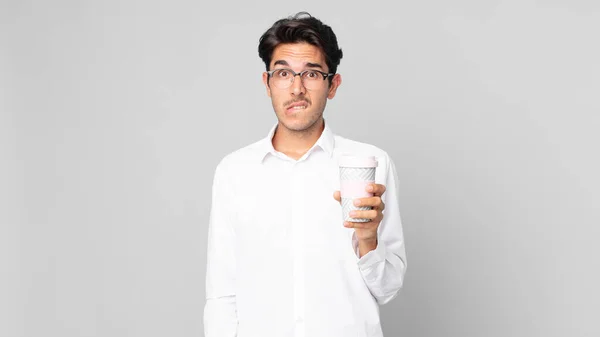 Jovem Hispânico Homem Olhando Confuso Confuso Segurando Tomar Café — Fotografia de Stock