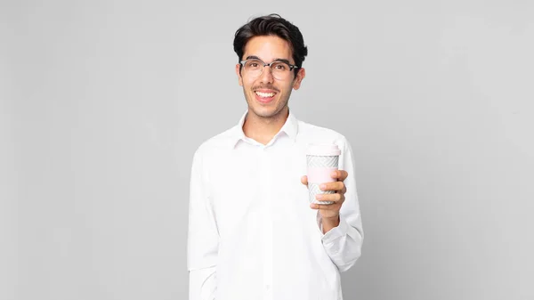 Giovane Uomo Ispanico Cercando Felice Piacevolmente Sorpreso Tenendo Caffè Asporto — Foto Stock