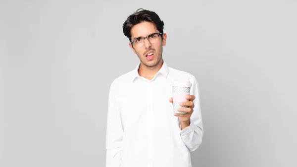 Jovem Hispânico Homem Sentindo Perplexo Confuso Segurando Tomar Café — Fotografia de Stock