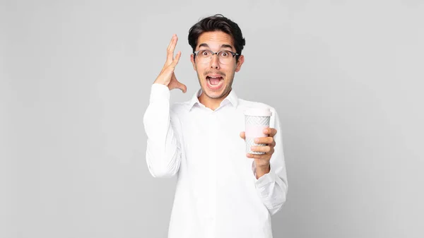 Joven Hispano Gritando Con Las Manos Alto Sosteniendo Café Para —  Fotos de Stock