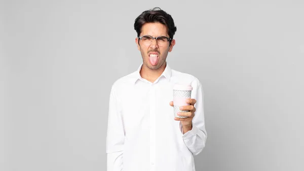 Joven Hispano Sintiéndose Disgustado Irritado Lengua Hacia Fuera Sosteniendo Café —  Fotos de Stock