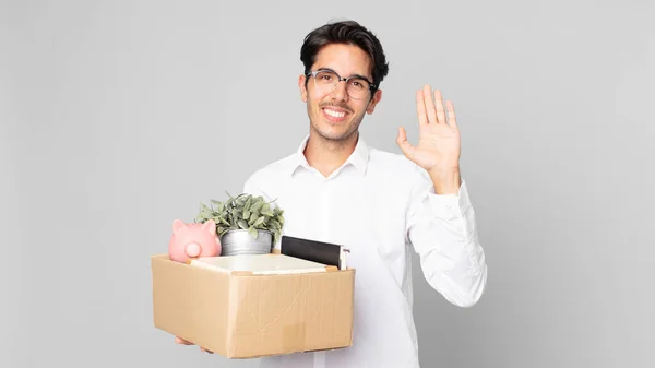 Joven Hispano Sonriendo Felizmente Saludándote Con Mano Dándote Bienvenida Saludándote — Foto de Stock