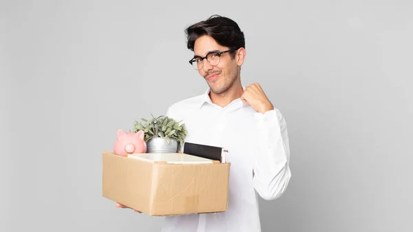 Joven Hispano Con Aspecto Arrogante Exitoso Positivo Orgulloso Concepto Despido —  Fotos de Stock