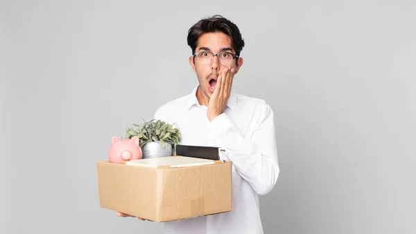 Joven Hispano Sintiéndose Sorprendido Asustado Concepto Despido — Foto de Stock