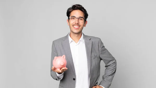 Mladý Hispánec Šťastně Usmívá Rukou Boku Sebejistý Drží Prasátko Banky — Stock fotografie