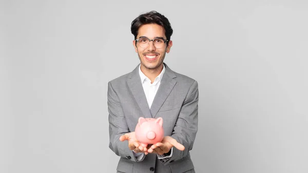 Joven Hispano Sonriendo Felizmente Con Amabilidad Ofrecimiento Mostrando Concepto Sosteniendo —  Fotos de Stock