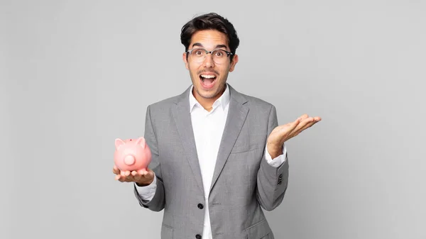 Joven Hispano Sintiéndose Feliz Asombrado Por Algo Increíble Sosteniendo Una — Foto de Stock