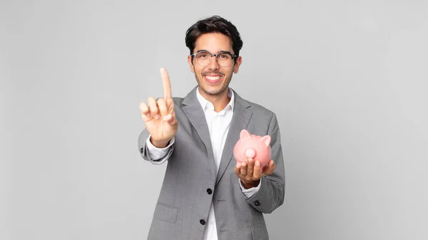 Jovem Hispânico Homem Sorrindo Orgulhosamente Confiantemente Fazendo Número Segurando Banco — Fotografia de Stock