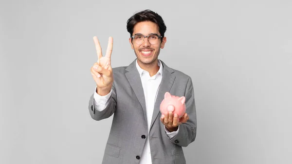 Joven Hispano Sonriendo Buscando Amigable Mostrando Número Dos Sosteniendo Una — Foto de Stock