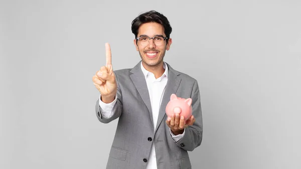 Ung Latinamerikan Ler Och Ser Vänlig Visar Nummer Ett Och — Stockfoto