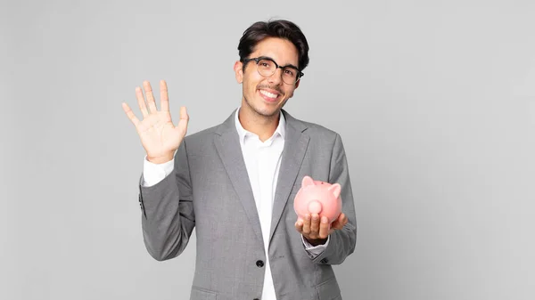 Jovem Hispânico Homem Sorrindo Feliz Acenando Mão Acolhendo Cumprimentando Você — Fotografia de Stock
