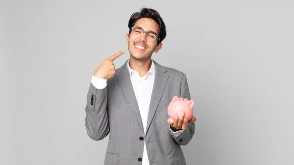 Joven Hombre Hispano Sonriendo Con Confianza Señalando Propia Amplia Sonrisa —  Fotos de Stock