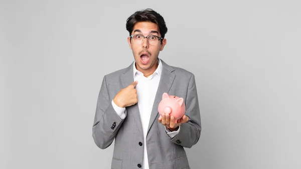 Joven Hispano Mirando Sorprendido Sorprendido Con Boca Abierta Apuntando Hacia —  Fotos de Stock