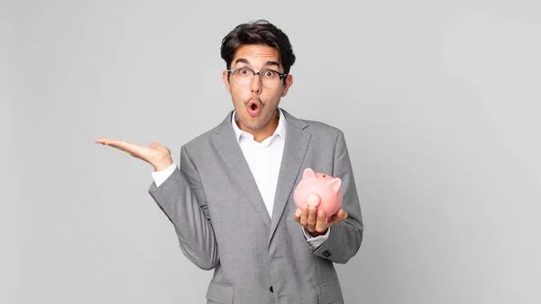 Joven Hispano Mirando Sorprendido Sorprendido Con Mandíbula Caída Sosteniendo Objeto — Foto de Stock